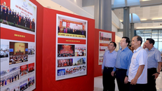 Phó Thủ tướng Mai Văn Chính kiểm tra công tác chuẩn bị triển lãm ảnh tại Đại hội đại biểu Đảng bộ Chính phủ lần thứ nhất, nhiệm kỳ 2025-2030