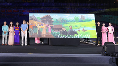 Đại diện Tập đoàn T&T Group và Ngân hàng SHB đấu giá thành công bức tranh của họa sĩ Ngô Bá Hoàng với giá 1 tỉ đồng.