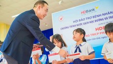 Đại diện HDBank trao tặng học bổng cho các em học sinh tại huyện Cần Giờ.