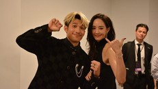 Liên Bỉnh Phát ăn mừng với bạn diễn trong phim - Trương Quân Ninh.