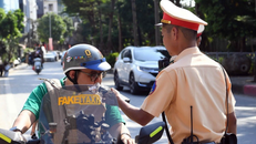 Cán bộ, chiến sĩ đội CSGT số 2, Công an thành phố Hà Nội kiểm tra nồng độ cồn với các chủ phương tiện tham gia giao thông tại tuyến phố Đội Cấn-Liễu Giai.