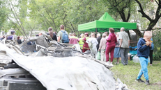 Các phương tiện bị phá huỷ sau vụ tấn công của Nga tại quận Sviatoshinskyi, Thủ đô Kiev (Ukraine) ngày 31/7/2025