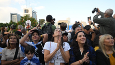 Người dân theo dõi chương trình truyền hình trực tiếp cuộc trao đổi con tin, tại quảng trường ở Tel Aviv, Israel ngày 13/10/2025