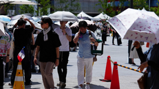 Người dân di chuyển trên đường phố dưới trời nắng nóng tại Osaka, Nhật Bản