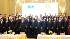 Đoàn đại biểu Việt Nam và Lào chụp ảnh lưu niệm.