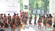 Nghệ nhân đoàn Kon Ko Lôk biểu diễn tiết mục hòa tấu cồng chiêng