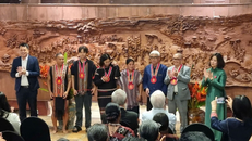 Ban tổ chức trao kỷ niệm chương cho các nghệ nhân tham gia chương trình.