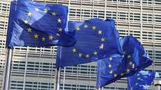 Cờ Liên minh châu Âu (EU) tại trụ sở Ủy ban châu Âu (EC) ở Brussels, Bỉ.