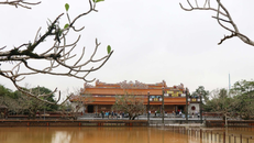 Đoàn khách quốc tế đầu tiên tham quan Đại Nội Huế mở cửa trở lại sau lũ vào sáng ngày 4/11.