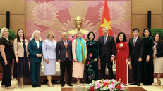 Phó Chủ tịch Quốc hội Nguyễn Thị Thanh tiếp Đoàn đại biểu cấp cao Hội phụ nữ Belarus