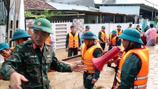 Các lực lượng cứu hộ khẩn trương đưa phương tiện vào thôn Phước Lợi (xã Ninh Phước) để đưa người dân bị mưa lũ cô lập đến nơi an toàn.