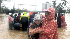 Nhiều hộ dân vùng ngập sâu ở Đắk Lắk được đưa đến nơi an toàn.