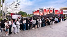 Đông đảo các bạn trẻ xếp hàng, háo hức đón chờ đêm diễn. Lần đầu tiên, các bạn trẻ được Hải Phòng được đắm chìm với khí thế rực lửa của Y-Fest