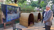 Phó Giáo sư, Tiến sỹ Đỗ Văn Trụ, Chủ tịch Hội Di sản Văn hóa Việt Nam tham quan không gian trải nghiệm. Ảnh: Minh Thu/Vietnam+.