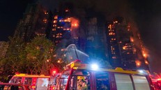 Hiện trường vụ hỏa hoạn tại khu chung cư ở Hong Kong, Trung Quốc ngày 26/11/2025. Ảnh: SCMP.