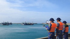 Lực lượng hải quân kêu gọi tàu thuyền vào tránh trú bão số 15. Ảnh: TTXVN.