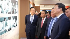 Thứ trưởng Hoàng Đạo Cương cùng các đại biểu tham quan triển lãm ảnh "Chủ tịch Hồ Chí Minh với Quảng Tây (Trung Quốc)