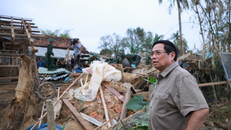 Thủ tướng Phạm Minh Chính thăm nhà người dân bị sập hoàn toàn do mưa lũ tại thôn Phú Hữu, xã Hòa Thịnh, tỉnh Đắk Lắk.