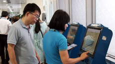 Nhân viên hỗ trợ hành khách checkin online.