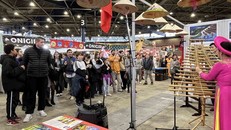 Khách tham quan gian hàng của Trung tâm Văn hóa Việt Nam tại Pháp trong Hội chợ.