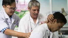 Bác sỹ người Pháp Mezard Marc (giữa) luôn nhiệt tình hướng dẫn các học viên nước ngoài nghiên cứu và thực hành điều trị theo phương pháp y học dân tộc Việt Nam.