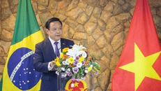 Đại sứ Việt Nam tại Brazil Bùi Văn Nghị phát biểu tại Gặp mặt Hữu nghị cuối năm 2025. 