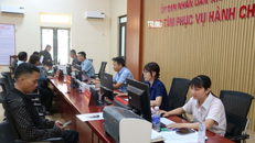 Hoạt động tại Trung tâm Phục vụ hành chính công xã Long Hưng (tỉnh Hưng Yên)