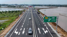 Cao tốc Cần Thơ - Cà Mau sẽ khai thác đoạn Cần Thơ - Hậu Giang (từ nút giao IC2 đến nút giao IC5) dài hơn 37km từ 9 giờ sáng ngày 20/12/2025. 