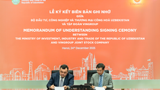 Ông Kasimov Ilzat Ablaxatovich, Thứ trưởng bộ Đầu tư, Công nghiệp và Thương mại Uzbekistan (bên trái) và Ông Nguyễn Việt Quang, Phó Chủ tịch kiêm Tổng Giám đốc Tập đoàn Vingroup (bên phải) tại buổi ký kết biên bản ghi nhớ hợp tác.