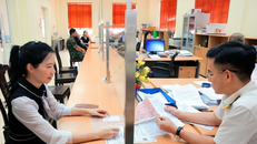 Hướng dẫn người dân làm thủ tục nộp thuế trước bạ. 