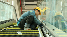 Công nhân hoàn thiện hệ thống thang cuốn tại nhà ga sân bay Long Thành.