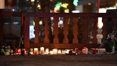 Đặt hoa và nến tưởng niệm các nạn nhân tại hiện trường vụ hỏa hoạn quán bar ở thị trấn nghỉ dưỡng Crans-Montana, Thụy Sĩ. 