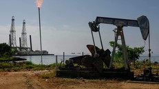 Một giàn khoan dầu trên hồ Maracaibo ở Cabimas, Venezuela.