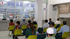 Bệnh nhân chờ nhận thuốc bảo hiểm y tế tại Bệnh viện đa khoa Bạc Liêu