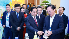 Thủ tướng Phạm Minh Chính tham quan trưng bày sản phẩm chuyển đổi xanh tại Diễn đàn Kinh tế Việt Nam 2025, triển vọng 2026. 