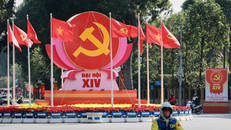 Biểu tượng búa liềm, cờ Đảng, cờ Tổ quốc được bố trí trang trọng tại nút giao Điện Biên Phủ-Độc Lập-Chu Văn An, chào mừng Đại hội đại biểu toàn quốc lần thứ XIV của Đảng.