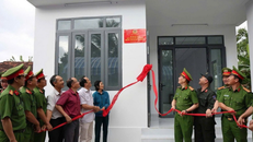 Công an tỉnh Khánh Hòa bàn giao nhà cho người dân vùng lũ. 