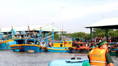 Đồn Biên phòng Thanh Hải (phường Phú Thủy, tỉnh Lâm Đồng) tuần tra, kiểm soát tàu cá ra vào cảng.