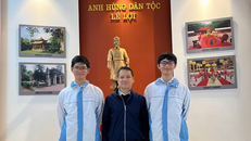 Thầy giáo Bùi Văn Bình, giáo viên môn Toán Trường THPT chuyên Lam Sơn chụp ảnh cùng Phúc Khánh (bên trái) và Vĩnh Kỳ.