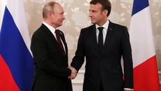 Tổng thống Pháp Emmanuel Macron và Tổng thống Nga Vladimir Putin trong một cuộc gặp hồi năm 2019. Ảnh: Bloomberg.