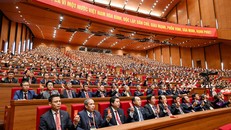 Các đại biểu biểu quyết thông qua Nghị quyết Đại hội XIV của Đảng.