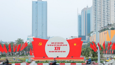 Khẩu hiệu, biểu trưng Đại hội nổi bật giữa dòng xe qua lại trên đường phố Hà Nội.