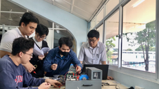 Sinh viên Trường Đại học Bách Khoa – Đại học Quốc gia Thành phố Hồ Chí Minh thực hành ứng dụng công nghệ cao