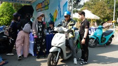 Người dân háo hức đến trải nghiệm các mẫu xe điện VinFast tại sự kiện “Đổi xăng lấy điện - Cùng VinFast kiến tạo tương lai xanh”