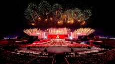  “Concert pháo hoa quốc gia” có quy mô sân khấu hoành tráng chưa từng có tiền lệ. Ảnh: Ánh Dương.