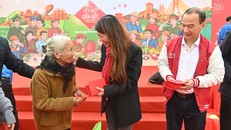 Từ 24-25 tháng 1/2026, SABECO cùng đại diện UB TW MTTQVN và chính quyền địa phương tỉnh Nghệ An và Hà Tĩnh đã phối hợp trao tặng 800 phần quà mang thông điệp “Chung Vị Tết Việt” cho người dân.