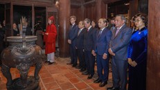 Các đại biểu thực hiện nghi lễ dâng hương ở đền thờ Chu Văn An tại Văn Miếu - Quốc Tử Giám, nơi là biểu tượng trường tồn của nền đạo học và trí tuệ Việt Nam.