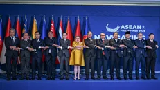 Bộ trưởng Ngoại giao Lê Hoài Trung chụp ảnh chung với Bộ trưởng Ngoại giao các nước ASEAN trước Hội nghị AMM Retreat tại Cebu, Philippines. Ảnh: Việt Dũng/TTXVN.