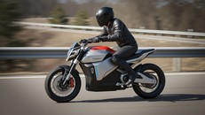 Mô tô concept Surad thích hợp với việc sử dụng hàng ngày nhờ thiết kế tay lái cao, tư thế điều khiển thoải mái