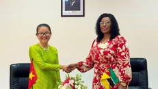 Đại sứ Việt Nam tại Mozambique Trần Thị Thu Thìn và Bộ trưởng Bộ Giáo dục và Văn hóa Mozambique Samaria Tovela.